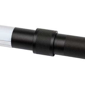 SCANGRIP Line Light R in uso, fornendo luce intensa durante il detailing auto. accensione
