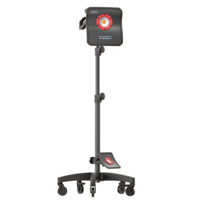 SCANGRIP Wheelstand 2.0 utilizzato per sostenere una luce da lavoro, migliorando l'illuminazione durante il detailing. con scangrip montata