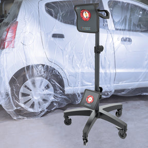 SCANGRIP Wheelstand 2.0 utilizzato per sostenere una luce da lavoro, migliorando l'illuminazione durante il detailing. con 2 scangrip montate davanti ad un auto