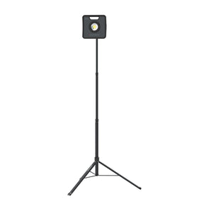 SCANGRIP Tripod esteso a 2 metri, utilizzato per sostenere luci da lavoro durante un progetto di detailing con lampada sopra