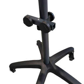 montato SCANGRIP Supporto UV-Extreme montato su Wheel Stand 2.0, utilizzato per polimerizzazione UV nel detailing.