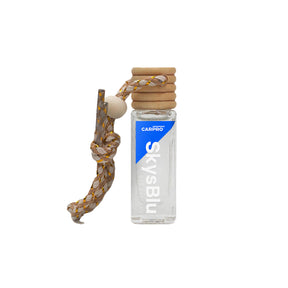 Flacone di CARPRO SkysBLU 8ml profumo per auto con tappo in legno e cordino, su sfondo bianco.