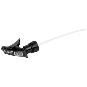 Spruzzino nero CARPRO 28mm con tubo bianco, ideale per l'applicazione di prodotti per detailing auto, su sfondo bianco.