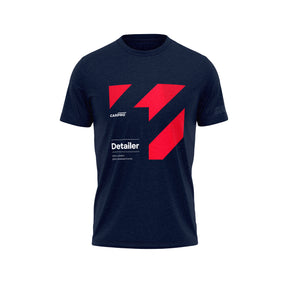 CARPRO T-shirt Detailer blu scuro con loghi rossi e scritta bianca, ideale per professionisti del detailing, su sfondo bianco.