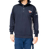  Dettagliatore che indossa una felpa con zip CARTEC di colore blu navy.