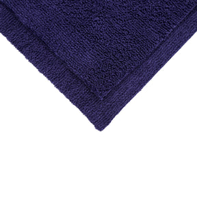 Dettaglio di un panno in microfibra blu navy, ripiegato, ideale per la pulizia senza graffi delle superfici.