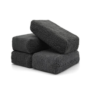 Tre applicatori in microfibra grigi impilati, perfetti per una stesura uniforme di prodotti per il detailing auto.